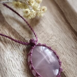 Colgante de Cuarzo Rosa natural engarzado en macramé fucsia oscuro, piedra de 30x40 mm, collar ajustable hasta 44 cm, ideal para equilibrio del chakra corazón.