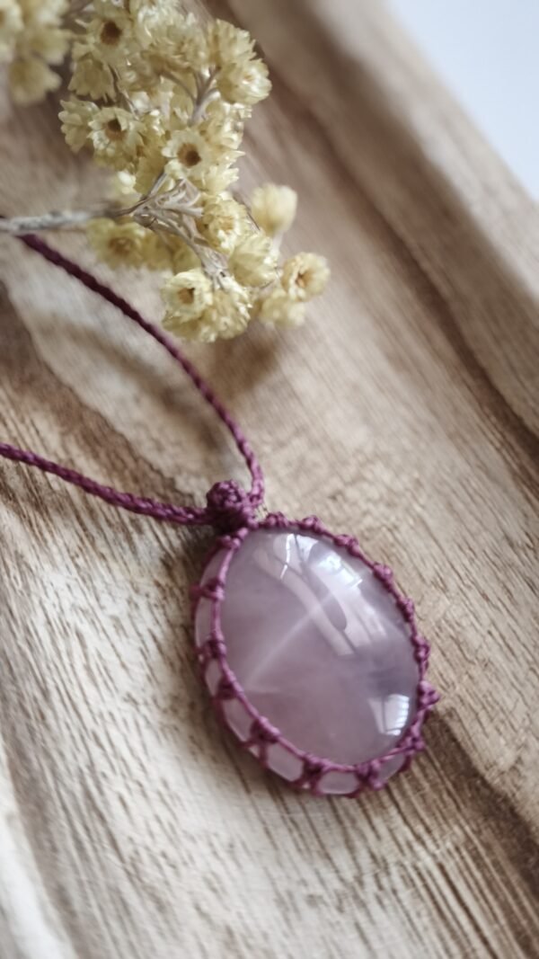 Colgante de Cuarzo Rosa natural engarzado en macramé fucsia oscuro, piedra de 30x40 mm, collar ajustable hasta 44 cm, ideal para equilibrio del chakra corazón.