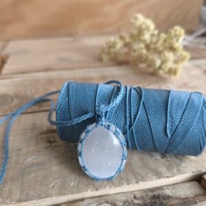 Colgante de Selenita natural con macramé azul, 30x40 mm, collar ajustable. Piedra de protección, claridad y conexión con el chakra corona.